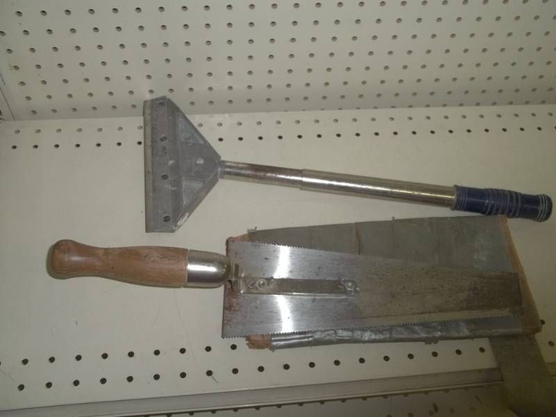 lot 63 image: Flooring scraper and undercut saw