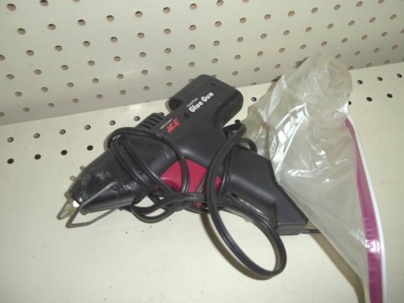 lot 65 image: Glue gun