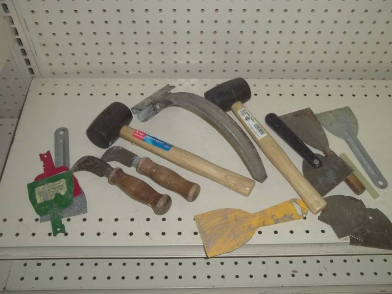 lot 69 image: Assorted carpet tools