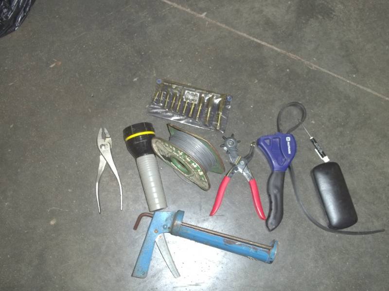 lot 78 image: Fencing wire, leather punch, 10 piece tap set, etc.