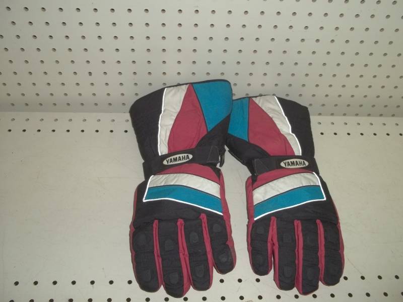 lot 80 image: Red Yamaha snowmobile gloves