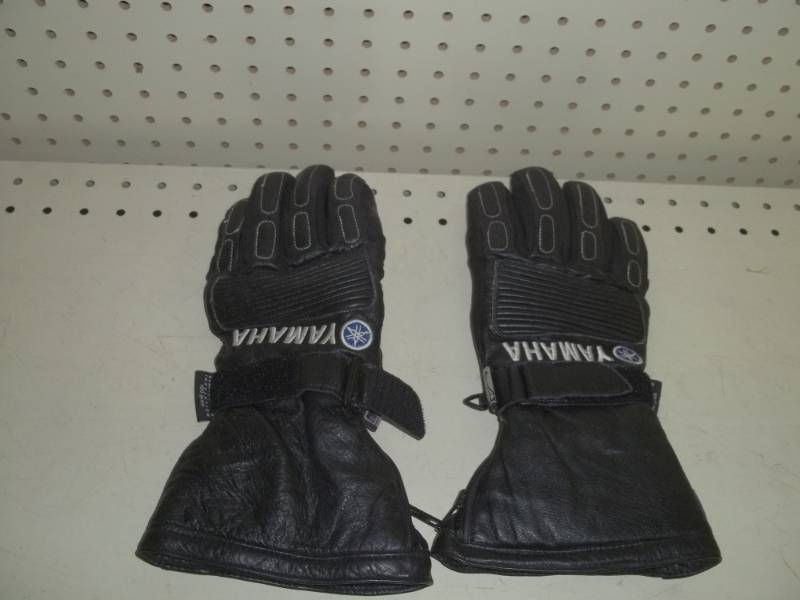 lot 81 image: Small Yamaha gloves