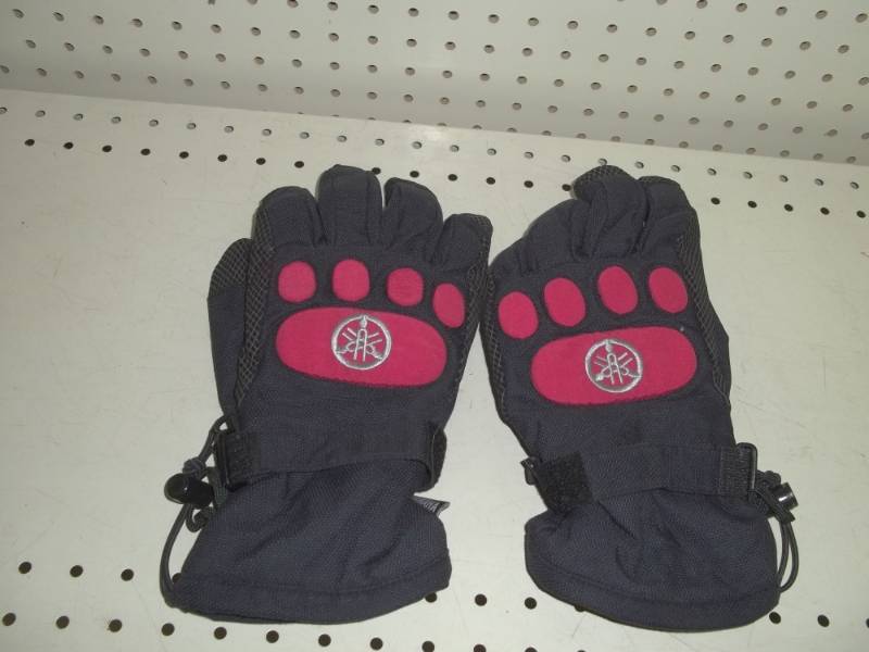 lot 82 image: Red Yamaha gloves