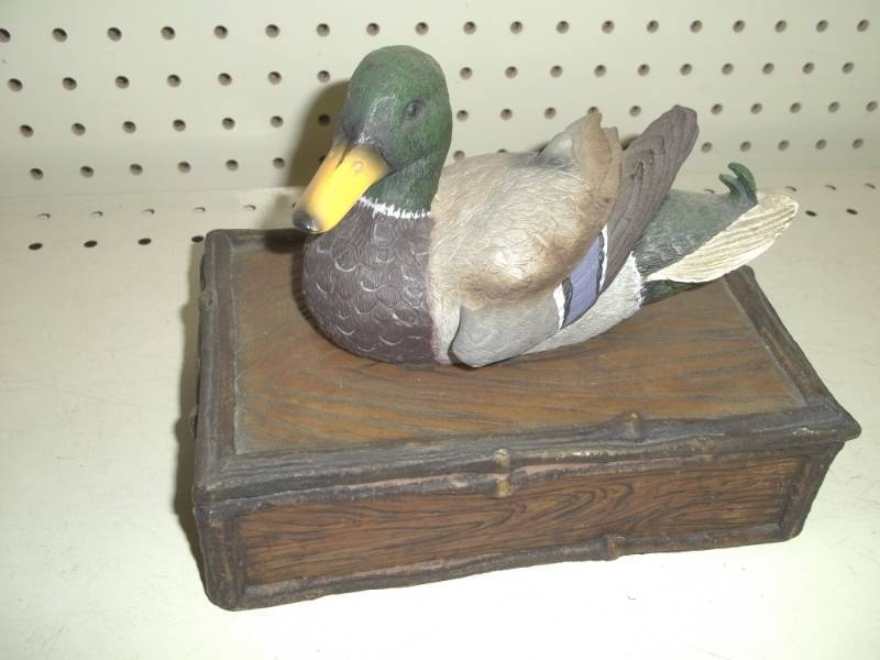 lot 97 image: Knick-knack box with duck