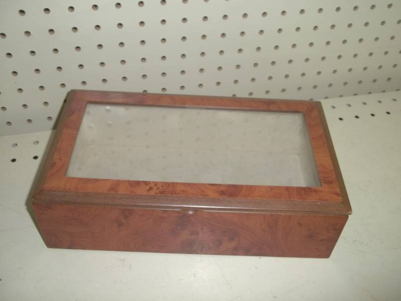 lot 98 image: Knick-knack box with glass cover