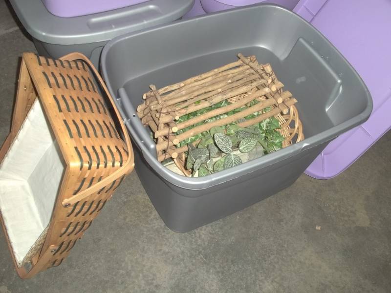 lot 106 image: Basket dcor with tote