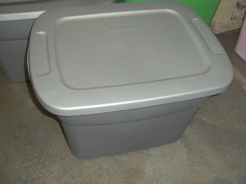 lot 115 image: 18 Gallon storage container full of basket and dcor