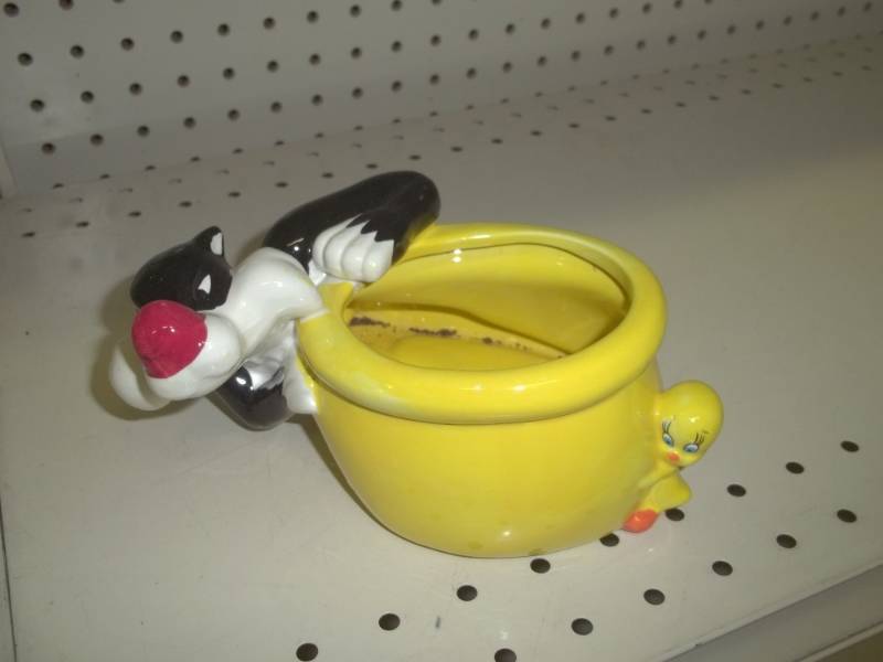 lot 126 image: Tweety and Sylvester candy dish