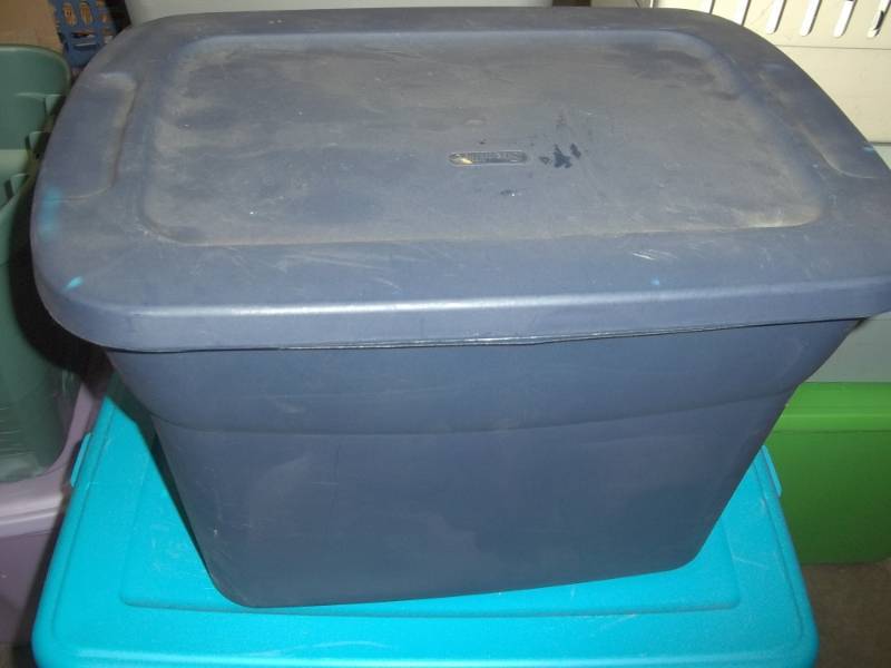 lot 129 image: 10 Gallon tote with towels and dcor