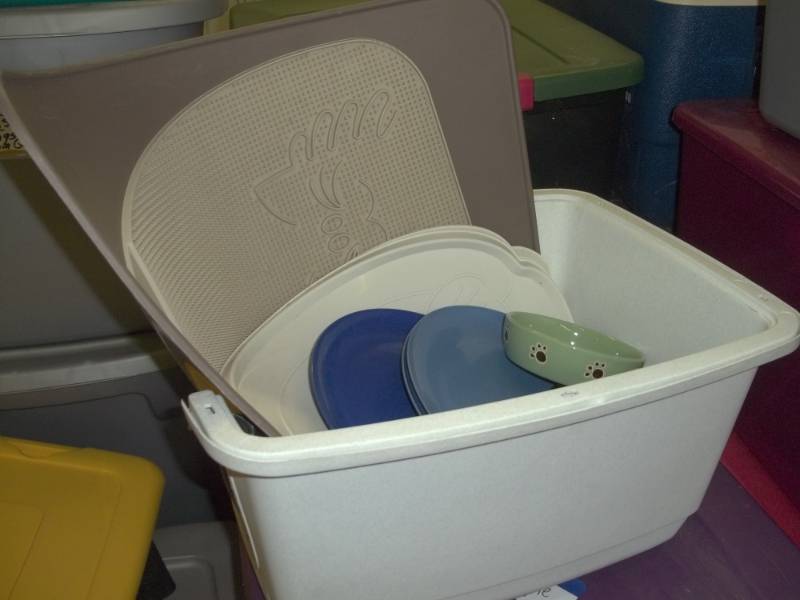 lot 130 image: Litter box with mats, plates and cat bowl trays