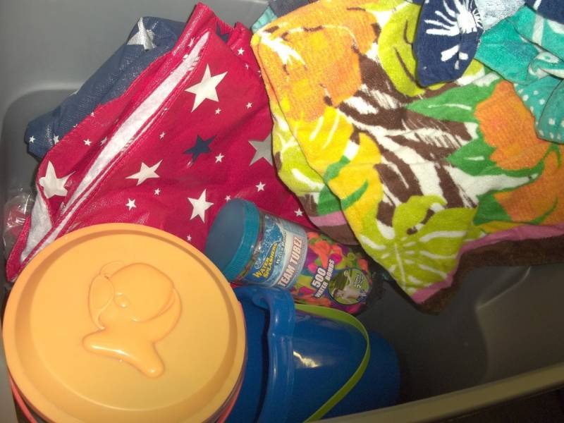 lot 139 image: Beach tote, includes beach towels, beach toys and water balloon with tote
