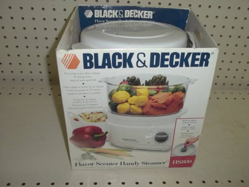 lot 157 image: Black & Decker Handy Steamer