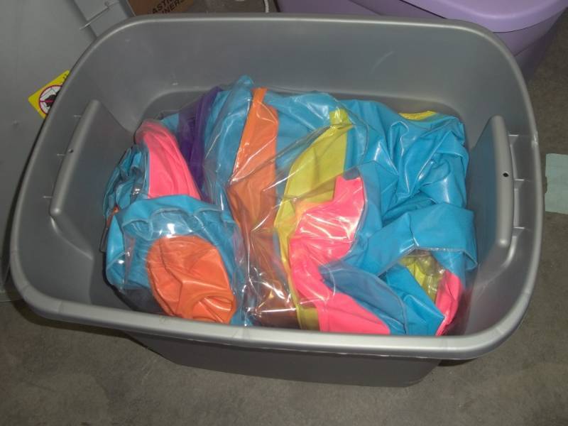 lot 173 image: Tote with Inflatable water toys