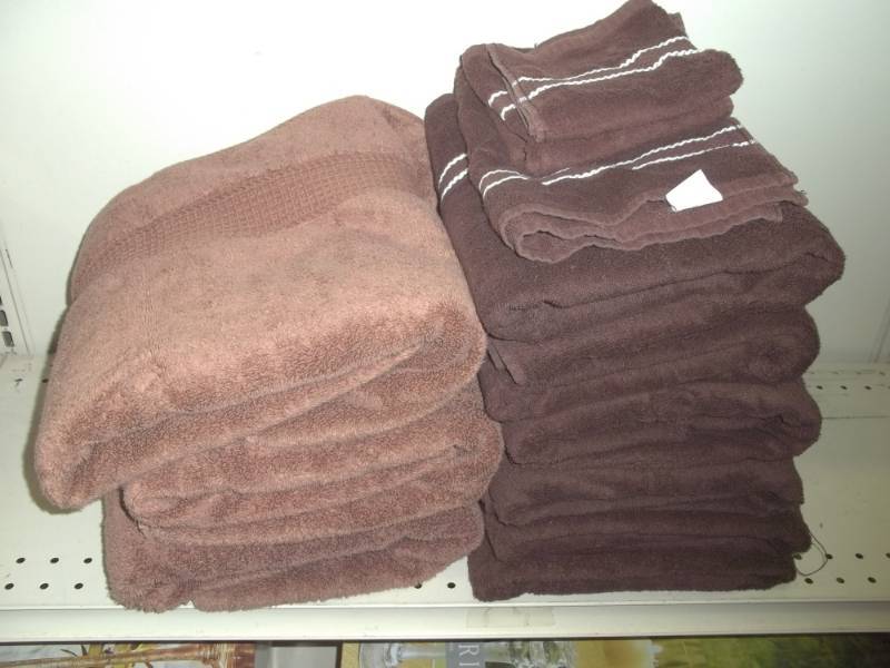 lot 183 image: Lot of Brown Towels