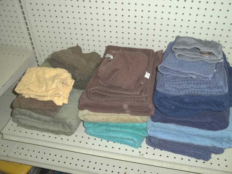 lot 184 image: Lot of Green and Blue Towels