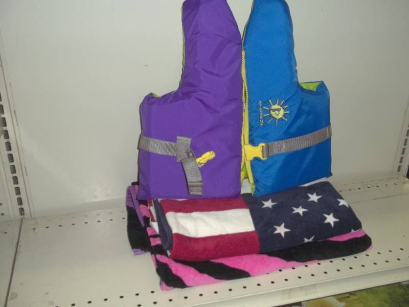 lot 185 image: Stearns Childs Life Jacket and 2 Beach Towels