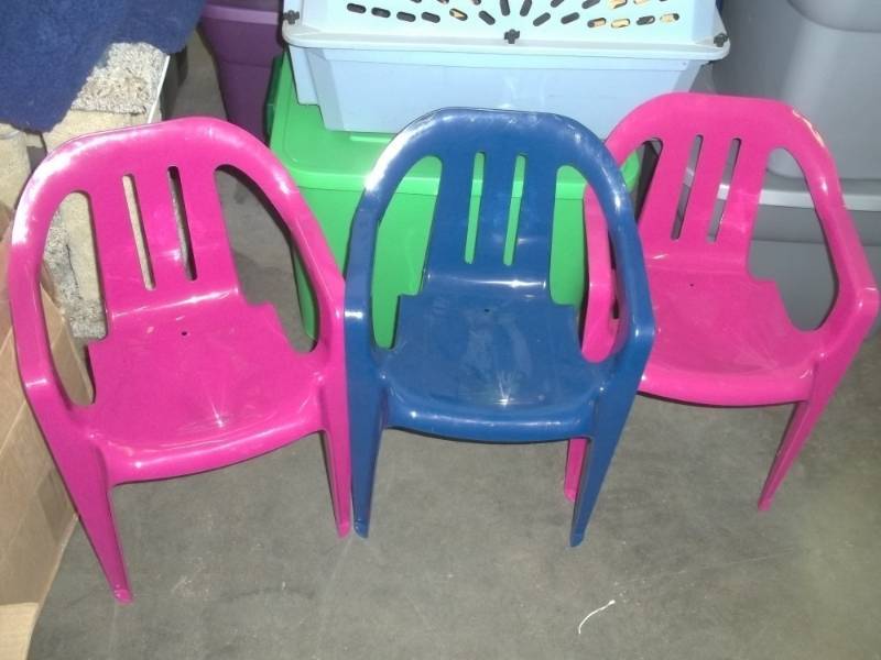 lot 191 image: Lot of 3 Plastic kids chairs