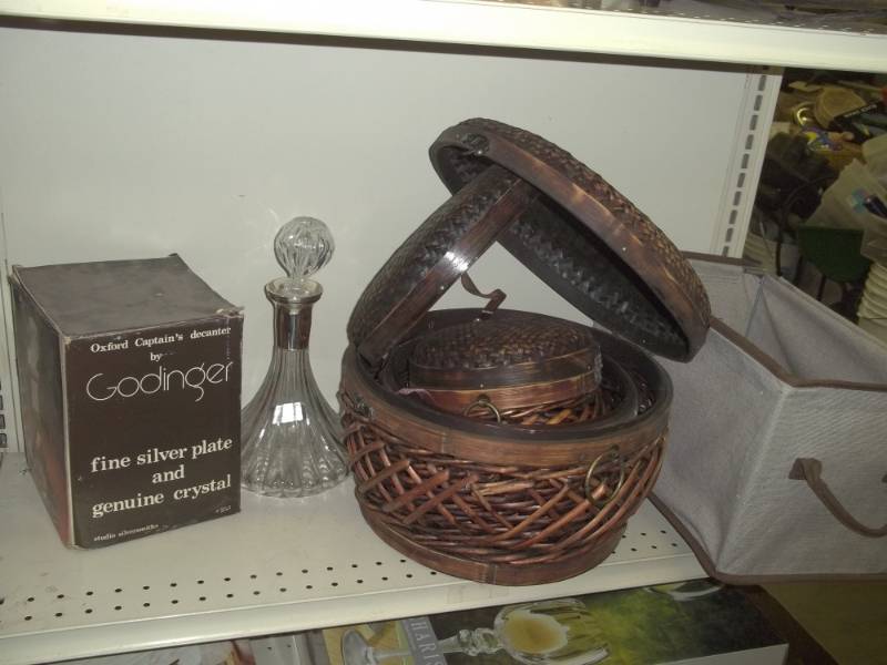 lot 197 image: Set of 3 Nesting Baskets, Cloth storage case, crystal vase