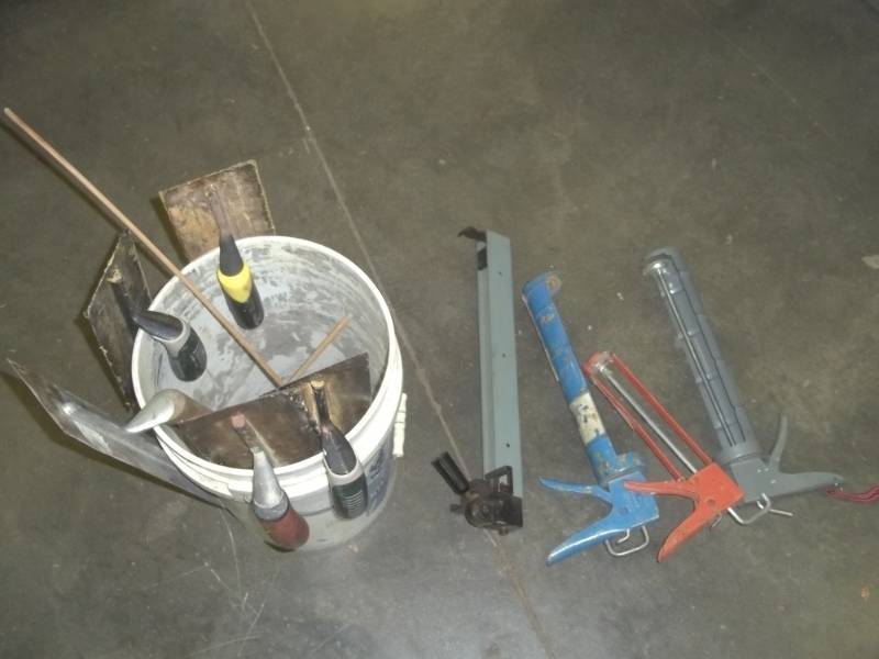 lot 218 image: Bucket with putty knives and trolls