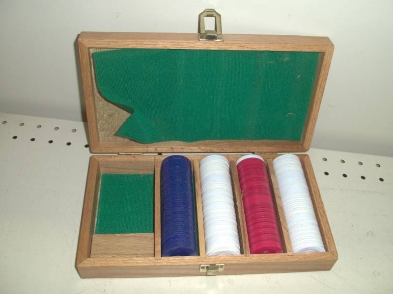 lot 223 image: Poker Chip box with chips