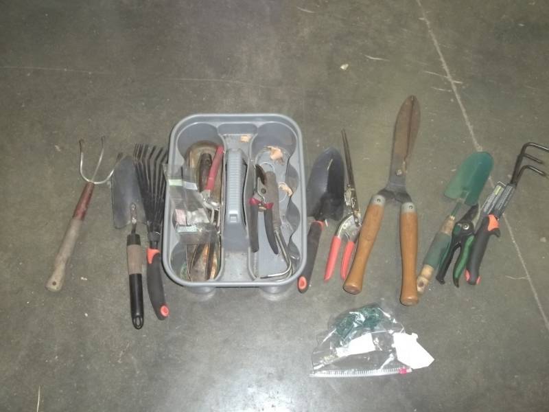 lot 227 image: Garden Supply Kit includes pruner, garden spade, etc