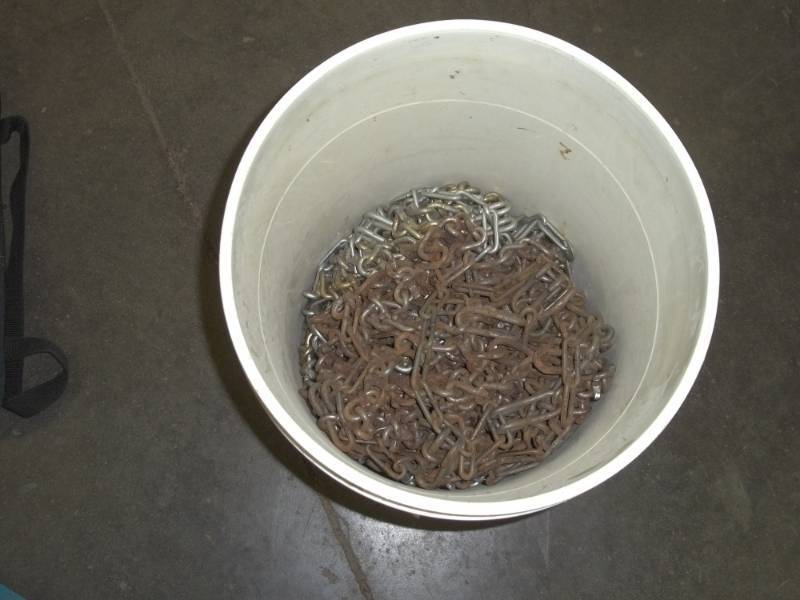 lot 238 image: Bucket with tire chains  size unknown