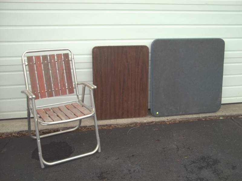 lot 255 image: 2 Folding tables and 1 folding chair