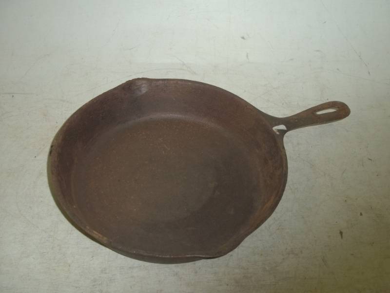 lot 269 image: 10 12 cast iron pan