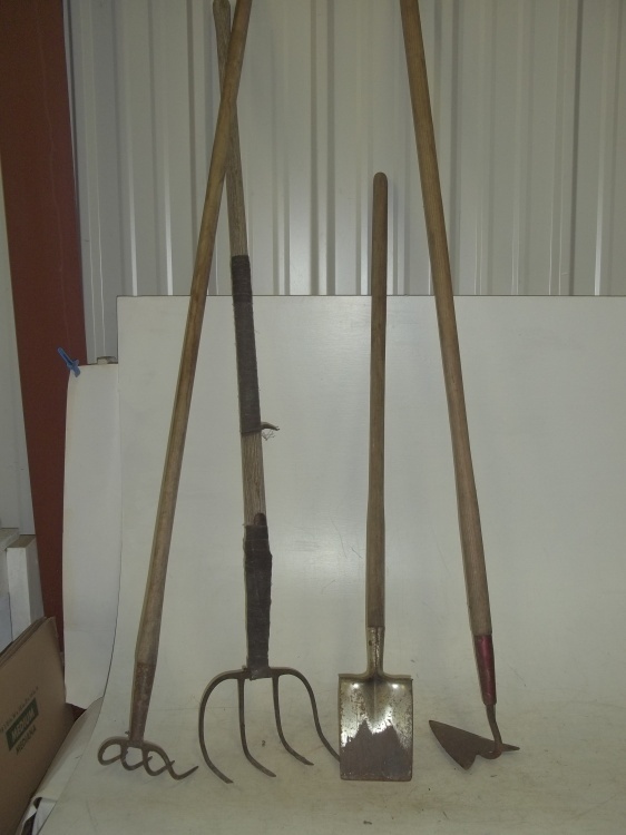 lot 283 image: Hoe, scraper, 2 weeders