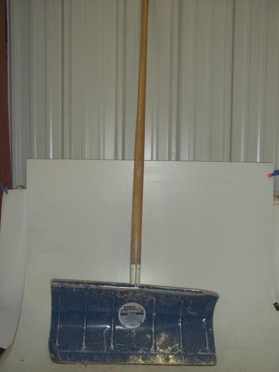 lot 284 image: Aluminum snow shovel