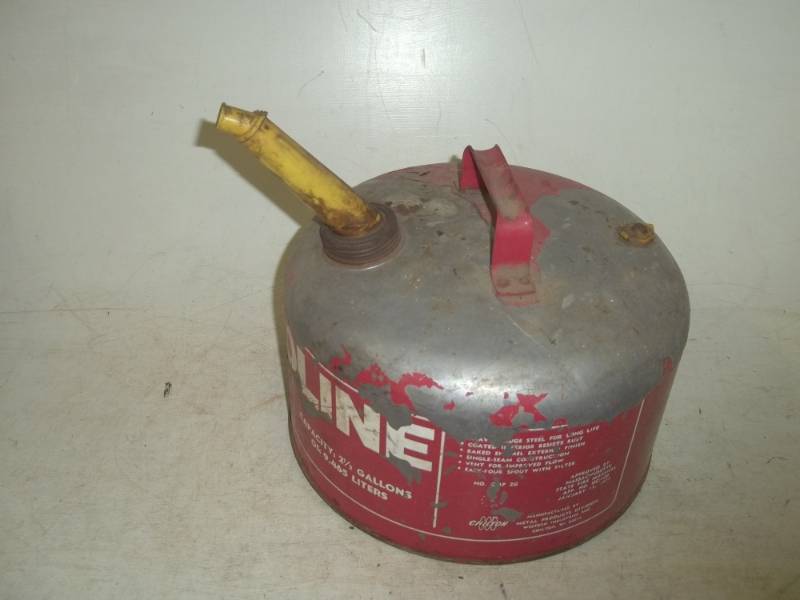 lot 286 image: 2 12 Gallon metal gas can