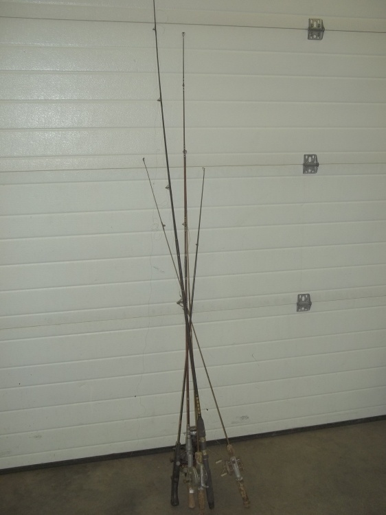 lot 293 image: 5 Fishing rods with 4 reels