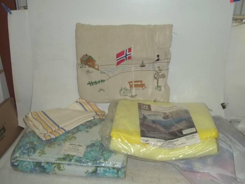 lot 307 image: 2 Blankets and 3 pillows