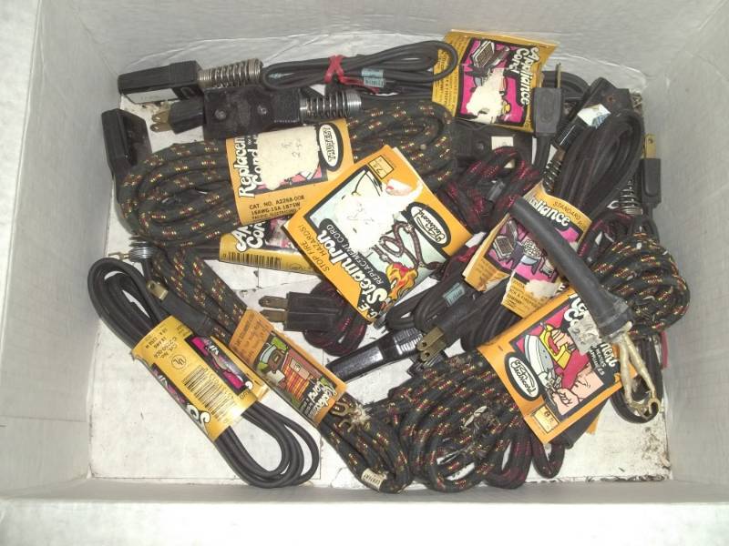 lot 312 image: Box of appliance cords