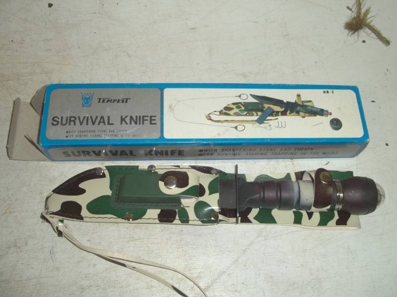 lot 323 image: Survival knife