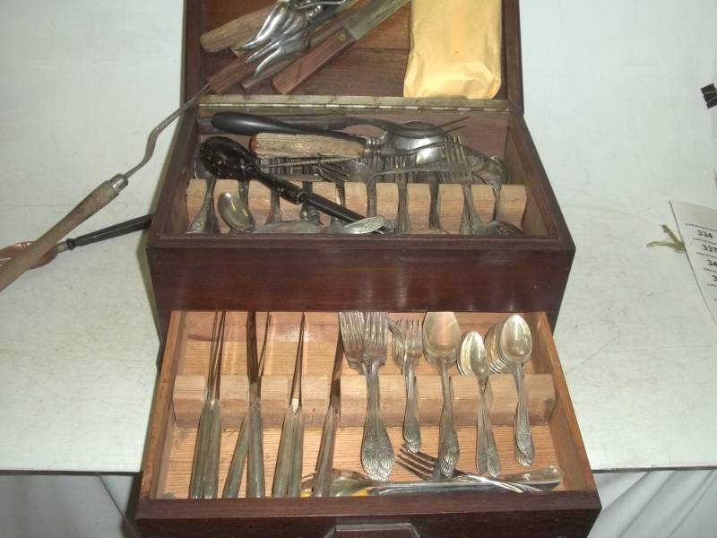 lot 333 image: Wood vintage box with vintage silverware