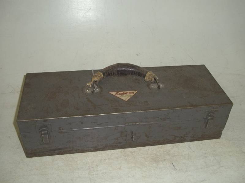 lot 347 image: Vintage Snap On tool box with tray