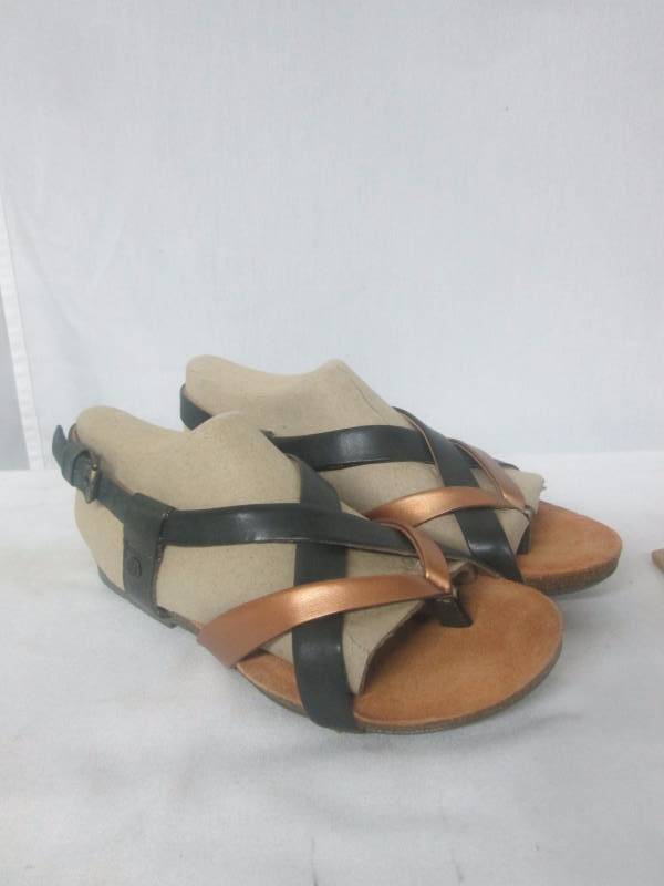 lot 23 image: Bussola Sahalie Thong