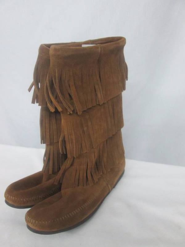 lot 40 image: Minnetonka Womens 3-Layer Fringe Boot