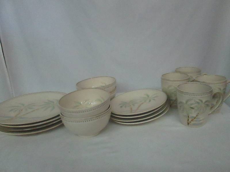 lot 26 image: Pfaltzgraff Everyday Palm 16-pc. Dinnerware Set