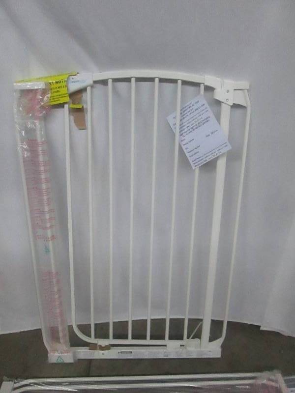 lot 54 image: Dreambaby Chelsea 39.5 Tall Gate with 2 Extensions - White