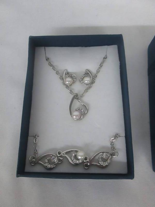 lot 95 image: Pearl & CZ Accent Jewelry Set