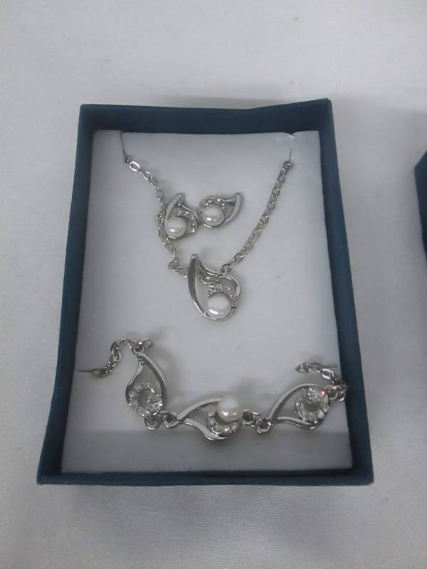 lot 96 image: Pearl & CZ Accent Jewelry Set