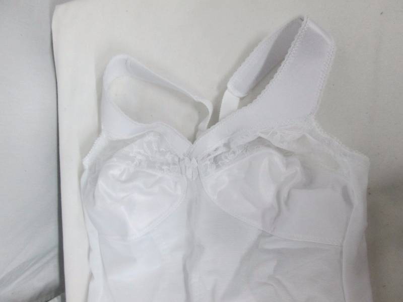 lot 92 image: Glamorise Womens Magic Lift Body Briefer