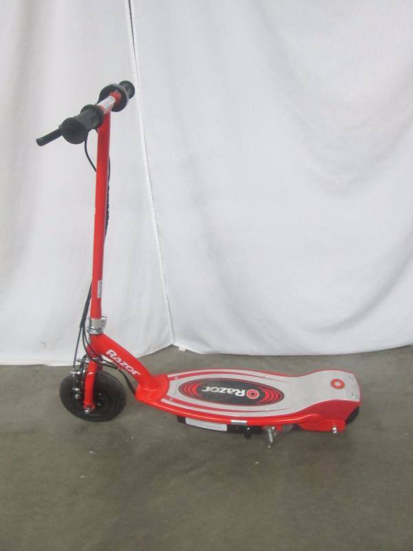 lot 12 image: Razor E100 12V Electric Scooter - Red