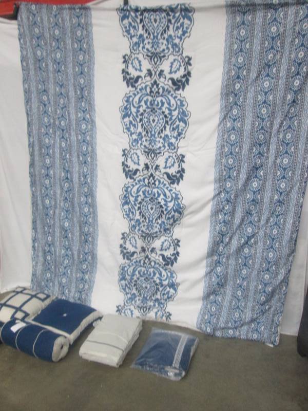 lot 6 image: Alcove Torrance 30-pc. Bedroom Set - Queen