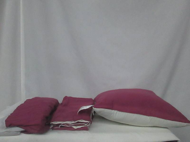 lot 106 image: Alcove Solid Color Reversible Accessory Set