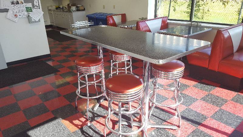lot 121 image: Lot of (5) Furniture Includes 4) Bar Stools & 1) Table