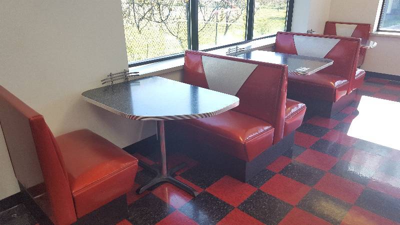 lot 122 image: Diner Booths & Tables