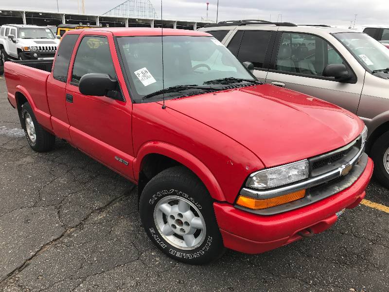 lot 20 image: 2000 Chevrolet S-10 LS 4x4